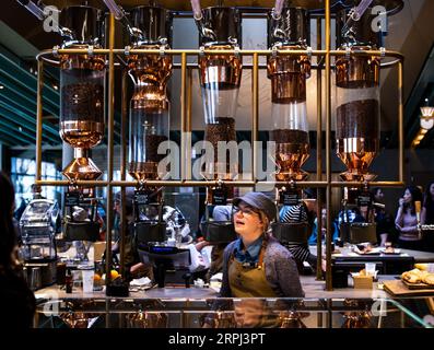 191126 -- CHICAGO, 26. November 2019 Xinhua -- verschiedene Kaffeebohnen werden in der neuen Starbucks Reserve Roastery auf der Michigan Avenue in Chicago, USA, 25. November 2019 gelagert. Das Starbucks Reserve Roastery an der Michigan Avenue in Chicago ist ab 15. November geöffnet. Foto: Joel Lerner/Xinhua U.S.-CHICAGO-STARBUCKS RESERVE ROASTERY PUBLICATIONxNOTxINxCHN Stockfoto