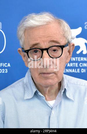 Venedig, Italien. September 2023. Woody Allen trifft am Montag, den 4. September 2023, auf dem 80. Internationalen Filmfestival von Venedig 2023 in Venedig, Italien, zu einem Fototermin für den Film „Coup de Chance“ ein. Foto von Rocco Spaziani/UPI Credit: UPI/Alamy Live News Stockfoto