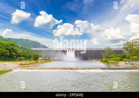 Überläufe von Khun Dan Prakarn Chon Dam in Nakhon Nayok, Thailand. Stockfoto