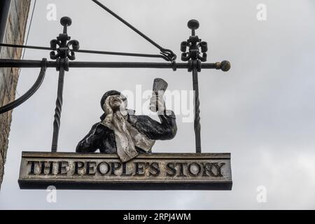 Hängendes Schild für das People's Story Museum an der Royal Mile in Edinburgh, Schottland Stockfoto