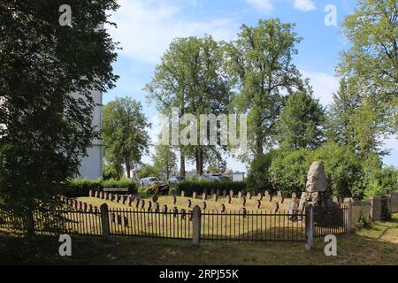 Deutscher Friedhof im Ersten Weltkrieg vor einer lutherischen Kirche in Eglaine, Lettland Stockfoto