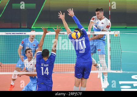 Klemen Cebulj (Slowenien), Nicolas Le Goff, Antoine Brizard (Frankreich). Volleyball-Weltmeisterschaft 2022. Stockfoto