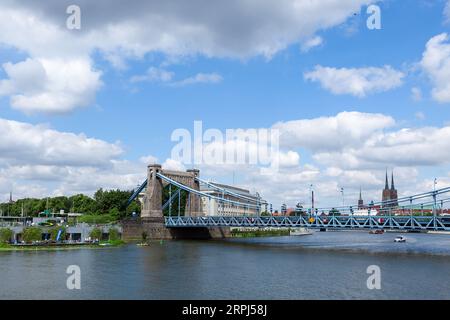 Breslau, Polen - 3. Juli 2022: Breslau, Polen. Grunwaldbrücke über die oder im Sommer mit Wolken und blauem Himmel. Stockfoto