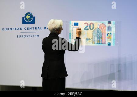 Bilder des Jahres 2019, News 11 November News Themen der Woche KW48 191127 -- FRANKFURT, 27. November 2019 Xinhua -- die neue Präsidentin der Europäischen Zentralbank, Christine Lagarde, schreibt ihre Unterschrift auf einer 20-Euro-Banknote in der EZB-Zentrale in Frankfurt, Deutschland, am 27. November 2019. Lagarde unterzeichnete hier am Mittwoch Euro-Banknoten und schwor, das Vertrauen der europäischen Bürger in die einheitliche Währung zu fördern und zu erhalten. NUR FÜR REDAKTIONELLE ZWECKE. NICHT ZUM VERKAUF FÜR MARKETING- ODER WERBEKAMPAGNEN. Angela Morant/EZB/Handout über Xinhua GERMANY-FRANKFURT-ECB-LAGARDE-SIGNATURE-BANKNOTS PUBLICATIONxN Stockfoto