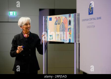 191127 -- FRANKFURT, 27. November 2019 Xinhua -- die neue Präsidentin der Europäischen Zentralbank, Christine Lagarde, bereitet ihre Unterschrift auf eine 20-Euro-Banknote in der EZB-Zentrale in Frankfurt am 27. November 2019 vor. Lagarde unterzeichnete hier am Mittwoch Euro-Banknoten und schwor, das Vertrauen der europäischen Bürger in die einheitliche Währung zu fördern und zu erhalten. NUR FÜR REDAKTIONELLE ZWECKE. NICHT ZUM VERKAUF FÜR MARKETING- ODER WERBEKAMPAGNEN. Angela Morant/EZB/Handout über Xinhua GERMANY-FRANKFURT-ECB-LAGARDE-SIGNATURE-BANKNOTS PUBLICATIONxNOTxINxCHN Stockfoto