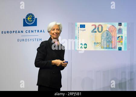 News Bilder des Tages 191127 -- FRANKFURT, 27. November 2019 Xinhua -- die neue Präsidentin der Europäischen Zentralbank, Christine Lagarde, posiert für Fotos, nachdem sie ihre Unterschrift geschrieben hat, die auf Euro-Banknoten gedruckt werden soll, in der EZB-Zentrale in Frankfurt, Deutschland, am 27. November 2019. Lagarde unterzeichnete hier am Mittwoch Euro-Banknoten und schwor, das Vertrauen der europäischen Bürger in die einheitliche Währung zu fördern und zu erhalten. NUR FÜR REDAKTIONELLE ZWECKE. NICHT ZUM VERKAUF FÜR MARKETING- ODER WERBEKAMPAGNEN. Angela Morant/EZB/Handout über Xinhua GERMANY-FRANKFURT-ECB-LAGARDE-SIGNATURE-BANKNOTS PUBLICATIONxNOTxINxCHN Stockfoto