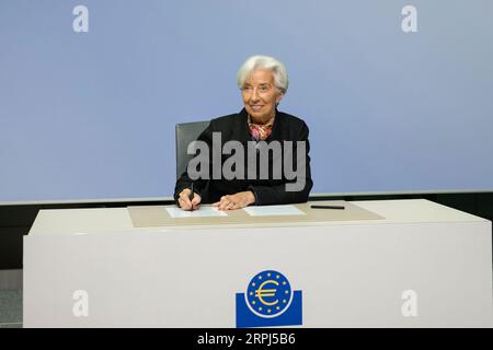 191127 -- FRANKFURT, 27. November 2019 Xinhua -- die neue Präsidentin der Europäischen Zentralbank, Christine Lagarde, schreibt ihre Unterschrift auf Euro-Banknoten in der EZB-Zentrale in Frankfurt am 27. November 2019. Lagarde unterzeichnete hier am Mittwoch Euro-Banknoten und schwor, das Vertrauen der europäischen Bürger in die einheitliche Währung zu fördern und zu erhalten. NUR FÜR REDAKTIONELLE ZWECKE. NICHT ZUM VERKAUF FÜR MARKETING- ODER WERBEKAMPAGNEN. Angela Morant/EZB/Handout über Xinhua GERMANY-FRANKFURT-ECB-LAGARDE-SIGNATURE-BANKNOTS PUBLICATIONxNOTxINxCHN Stockfoto