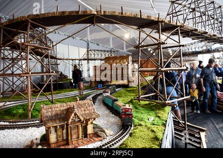 191127 -- NEW YORK, 27. November 2019 -- Ein Modellzug fährt aus dem Miniatur-Grand Central Ternimal bei der Holiday Train Show im New York Botanical Garden in New York, USA, 26. November 2019. Der New York Botanical Garden beginnt mit seiner jährlichen Zugausstellung in die Weihnachtszeit. In der 28. Auflage der Veranstaltung werden die Besucher in eine Miniaturmetropole entführt, während Modellzüge durch eine bezaubernde Ausstellung von mehr als 175 Sehenswürdigkeiten in New York City fahren, die jeweils mit Rinde, Lotusschoten, Eicheln, Zimtstäbchen und anderen natürlichen Materialien nachgebaut wurden. Die Show dauert dieses Jahr an Stockfoto