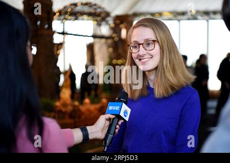 191127 -- NEW YORK, 27. November 2019 -- Victoria Lewis, New York Botanical Garden's Manager of Interpretive Content, erhält ein Interview mit Xinhua bei der Holiday Train Show im New York Botanical Garden in New York, USA, 26. November 2019. Der New York Botanical Garden beginnt mit seiner jährlichen Zugausstellung in die Weihnachtszeit. In der 28. Auflage der Veranstaltung werden die Besucher in eine Miniaturmetropole entführt, während Modellzüge durch eine bezaubernde Ausstellung von mehr als 175 Sehenswürdigkeiten in New York City fahren, die jeweils mit Rinde, Lotusschoten, Eicheln, Zimtstangen und neu gestaltet wurden Stockfoto