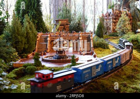 191127 -- NEW YORK, 27. Nov. 2019 -- Ein Modellzug fährt vorbei an der Miniatur Bethesda Fountain und Terrace of the Central Park bei der Holiday Train Show im New York Botanical Garden in New York, USA, 26. Nov. 2019. Der New York Botanical Garden beginnt mit seiner jährlichen Zugausstellung in die Weihnachtszeit. In der 28. Auflage der Veranstaltung werden die Besucher in eine Miniaturmetropole entführt, während Modellzüge durch eine bezaubernde Ausstellung von mehr als 175 Sehenswürdigkeiten in New York City fahren, die jeweils mit Rinde, Lotusschoten, Eicheln, Zimtstäbchen und anderen natürlichen Materialien nachgebaut wurden. Th Stockfoto