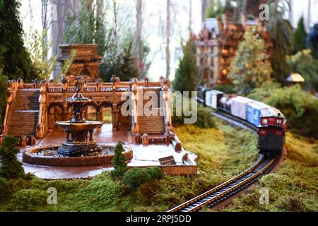 191127 -- NEW YORK, 27. Nov. 2019 -- Ein Modellzug fährt vorbei an der Miniatur Bethesda Fountain und Terrace of the Central Park bei der Holiday Train Show im New York Botanical Garden in New York, USA, 26. Nov. 2019. Der New York Botanical Garden beginnt mit seiner jährlichen Zugausstellung in die Weihnachtszeit. In der 28. Auflage der Veranstaltung werden die Besucher in eine Miniaturmetropole entführt, während Modellzüge durch eine bezaubernde Ausstellung von mehr als 175 Sehenswürdigkeiten in New York City fahren, die jeweils mit Rinde, Lotusschoten, Eicheln, Zimtstäbchen und anderen natürlichen Materialien nachgebaut wurden. Th Stockfoto