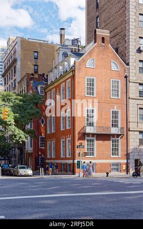 Upper East Side: Ernest Flagg entwarf das Lewis Gouverneur und Nathalie Bailey Morris House im Federal Revival-Stil. Das Wahrzeichen wurde 1914 erbaut. Stockfoto