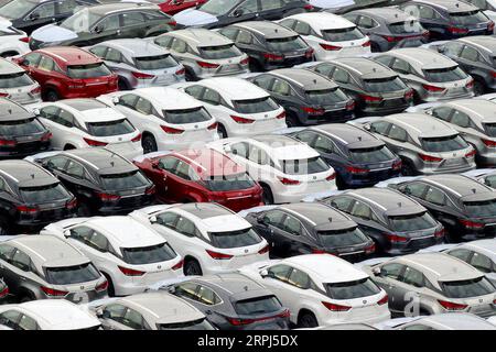 Lexus Cars und SUVs warten im Fahrzeuglager am Hafen von Zeebrugge, bis die Fahrzeuge im Januar 2023 in ganz Europa vertrieben werden. Stockfoto