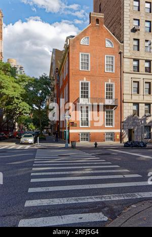 Upper East Side: Ernest Flagg entwarf das Lewis Gouverneur und Nathalie Bailey Morris House im Federal Revival-Stil. Das Wahrzeichen wurde 1914 erbaut. Stockfoto