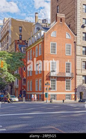 Upper East Side: Ernest Flagg entwarf das Lewis Gouverneur und Nathalie Bailey Morris House im Federal Revival-Stil. Das Wahrzeichen wurde 1914 erbaut. Stockfoto