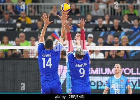 Klemen Cebulj (Slowenien), Nicolas Le Goff, Earvin Ngapeth (Frankreich). Volleyball-Weltmeisterschaft 2022. Stockfoto