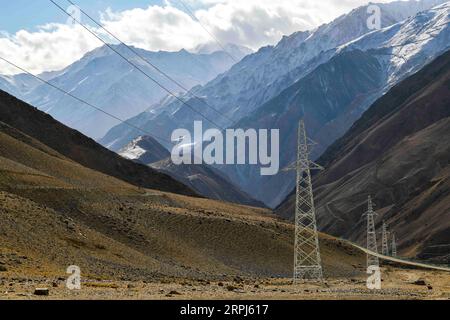 191128 -- TAXKORGAN, 28. Nov. 2019 -- Foto vom 23. Nov. 2019 zeigt Stromleitungen, die durch das Plateau im autonomen Kreis Tadschikisch von Taxkorgan, im Nordwesten Chinas Xinjiang Uygur Autonomous Region, führen. Die Township Maryang und die Township Datong liegen auf dem Pamir Plateau inmitten hoher Berge und tiefer Täler, weit entfernt vom County Seat. Lange Zeit führt das Gelände zu einer langsamen Entwicklung der Macht und anderer Infrastrukturen, die zum Haupthindernis für die lokale Armutsbekämpfung geworden sind. Selbst die von der Regierung eingesetzten Photovoltaik-Stromversorgungsanlagen können die BA nur befriedigen Stockfoto