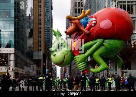 Bilder des Jahres 2019, News 11 November News Themen der Woche KW48 191129 -- PEKING, 29. November 2019 -- der Ballon des Grinch wird während der Macy s Thanksgiving Day Parade 2019 in New York, USA, am 28. November 2019 gesehen. XINHUA FOTOS DES TAGES LixMuzi PUBLICATIONxNOTxINxCHN Stockfoto