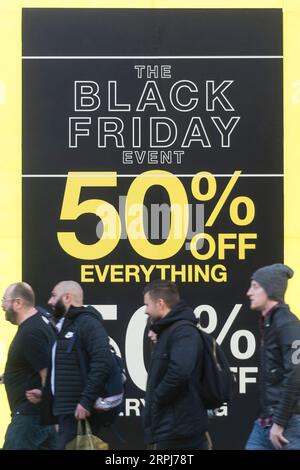191129 -- LONDON, 29. Nov. 2019 Xinhua -- Leute gehen an einem Schaufenster vorbei, das Black Friday-Verkäufe in London, Großbritannien, am 29. Nov. 2019 anzeigt. Foto von Ray Tang/Xinhua BRITAIN-LONDON-BLACK FRIDAY-SALES PUBLICATIONxNOTxINxCHN Stockfoto