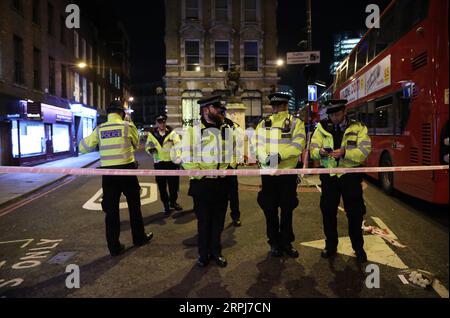 191129 -- LONDON, 29. November 2019 Xinhua -- Polizeibeamte sperrten die Szene auf der Südseite der London Bridge nach einem Angriff in London, Großbritannien, am 29. November 2019 ab. Die Polizei bestätigte am Freitag, dass zwei Personen, die bei einem Terroranschlag auf die London Bridge verletzt wurden, gestorben sind und drei weitere im Krankenhaus behandelt wurden. Foto: Isabel Infantes/Xinhua BRITISCH-LONDON-LONDON-BRIDGE-TERROR ATTACK PUBLICATIONxNOTxINxCHN Stockfoto