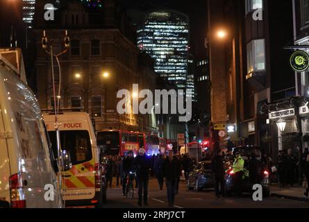 191129 -- LONDON, 29. November 2019 Xinhua -- Rettungsdienste arbeiten am Tatort in der Südseite der London Bridge nach einem Angriff in London, Großbritannien, am 29. November 2019. Die Polizei bestätigte am Freitag, dass zwei Personen, die bei einem Terroranschlag auf die London Bridge verletzt wurden, gestorben sind und drei weitere im Krankenhaus behandelt wurden. Foto: Isabel Infantes/Xinhua BRITISCH-LONDON-LONDON-BRIDGE-TERROR ATTACK PUBLICATIONxNOTxINxCHN Stockfoto