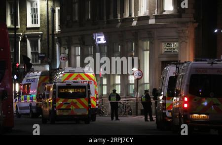 191129 -- LONDON, 29. November 2019 Xinhua -- Polizeibeamte sperrten die Szene auf der Südseite der London Bridge nach einem Angriff in London, Großbritannien, am 29. November 2019 ab. Die Polizei bestätigte am Freitag, dass zwei Personen, die bei einem Terroranschlag auf die London Bridge verletzt wurden, gestorben sind und drei weitere im Krankenhaus behandelt wurden. Foto: Isabel Infantes/Xinhua BRITISCH-LONDON-LONDON-BRIDGE-TERROR ATTACK PUBLICATIONxNOTxINxCHN Stockfoto