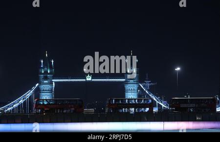 191129 -- LONDON, 29. November 2019 Xinhua -- Fahrzeuge werden nach einem Angriff in London am 29. November 2019 auf der London Bridge gestrandet gelassen. Die Polizei bestätigte am Freitag, dass zwei Personen, die bei einem Terroranschlag auf die London Bridge verletzt wurden, gestorben sind und drei weitere im Krankenhaus behandelt wurden. Foto: Isabel Infantes/Xinhua BRITISCH-LONDON-LONDON-BRIDGE-TERROR ATTACK PUBLICATIONxNOTxINxCHN Stockfoto