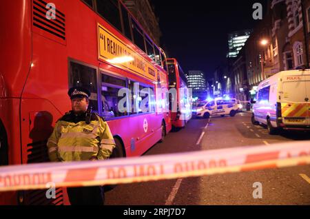 191129 -- LONDON, 29. November 2019 Xinhua -- Polizeibeamte sperrten die Szene auf der Südseite der London Bridge nach einem Angriff in London, Großbritannien, am 29. November 2019 ab. Die Polizei bestätigte am Freitag, dass zwei Personen, die bei einem Terroranschlag auf die London Bridge verletzt wurden, gestorben sind und drei weitere im Krankenhaus behandelt wurden. Foto: Isabel Infantes/Xinhua BRITISCH-LONDON-LONDON-BRIDGE-TERROR ATTACK PUBLICATIONxNOTxINxCHN Stockfoto
