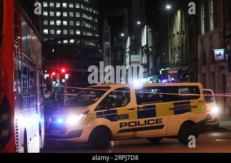 191129 -- LONDON, 29. November 2019 Xinhua -- Polizeibeamte sperrten die Szene auf der Südseite der London Bridge nach einem Angriff in London, Großbritannien, am 29. November 2019 ab. Die Polizei bestätigte am Freitag, dass zwei Personen, die bei einem Terroranschlag auf die London Bridge verletzt wurden, gestorben sind und drei weitere im Krankenhaus behandelt wurden. Foto: Isabel Infantes/Xinhua BRITISCH-LONDON-LONDON-BRIDGE-TERROR ATTACK PUBLICATIONxNOTxINxCHN Stockfoto