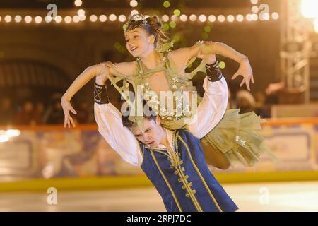 News Bilder des Tages 191129 -- MOSKAU, 29. November 2019 Xinhua -- Künstler treten während der Eröffnungsshow der GUMMIEISBAHN auf dem Roten Platz in Moskau, Russland, am 29. November 2019 auf. Die Eisbahn am Roten Platz ist vom 30. November 2019 bis zum 1. März 2020 für die Öffentlichkeit zugänglich. Xinhua/Evgeny Sinitsyn RUSSLAND-MOSKAU-EISLAUFBAHN-ERÖFFNUNG PUBLICATIONxNOTxINxCHN Stockfoto