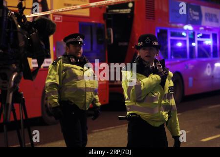 191129 -- LONDON, 29. November 2019 Xinhua -- Polizeibeamte sperrten die Szene auf der Südseite der London Bridge nach einem Angriff in London, Großbritannien, am 29. November 2019 ab. Die Polizei bestätigte am Freitag, dass zwei Personen, die bei einem Terroranschlag auf die London Bridge verletzt wurden, gestorben sind und drei weitere im Krankenhaus behandelt wurden. Foto: Isabel Infantes/Xinhua BRITISCH-LONDON-LONDON-BRIDGE-TERROR ATTACK PUBLICATIONxNOTxINxCHN Stockfoto