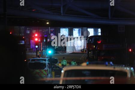 191129 -- LONDON, 29. November 2019 Xinhua -- Rettungsdienste arbeiten am Tatort in der Südseite der London Bridge nach einem Angriff in London, Großbritannien, am 29. November 2019. Die Polizei bestätigte am Freitag, dass zwei Personen, die bei einem Terroranschlag auf die London Bridge verletzt wurden, gestorben sind und drei weitere im Krankenhaus behandelt wurden. Foto: Isabel Infantes/Xinhua BRITISCH-LONDON-LONDON-BRIDGE-TERROR ATTACK PUBLICATIONxNOTxINxCHN Stockfoto