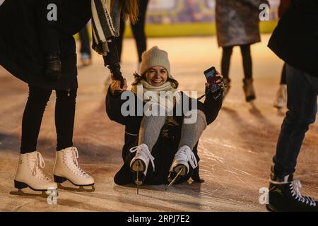 191129 -- MOSKAU, 29. Nov. 2019 Xinhua -- am Eröffnungsabend auf der GUMMIEISBAHN am Roten Platz in Moskau, Russland, am 29. Nov. 2019 Skaten. Die Eisbahn am Roten Platz ist vom 30. November 2019 bis zum 1. März 2020 für die Öffentlichkeit zugänglich. Xinhua/Evgeny Sinitsyn RUSSLAND-MOSKAU-EISLAUFBAHN-ERÖFFNUNG PUBLICATIONxNOTxINxCHN Stockfoto