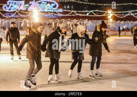 191129 -- MOSKAU, 29. Nov. 2019 Xinhua -- am Eröffnungsabend auf der GUMMIEISBAHN am Roten Platz in Moskau, Russland, am 29. Nov. 2019 Skaten. Die Eisbahn am Roten Platz ist vom 30. November 2019 bis zum 1. März 2020 für die Öffentlichkeit zugänglich. Xinhua/Evgeny Sinitsyn RUSSLAND-MOSKAU-EISLAUFBAHN-ERÖFFNUNG PUBLICATIONxNOTxINxCHN Stockfoto