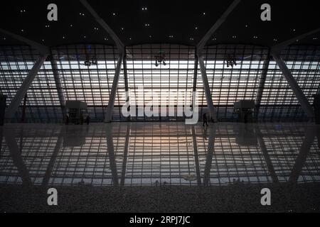 191130 -- PEKING, 30. November 2019 -- Foto aufgenommen am 28. November 2019 zeigt den Bahnhof Qinghe entlang der Peking-Zhangjiakou Hochgeschwindigkeitsbahn in Peking, der Hauptstadt Chinas. Der Bau jedes Bahnhofs entlang der Schnellfahrstrecke Peking-Zhangjiakou soll bald abgeschlossen sein. XINHUA FOTOS DES TAGES MengxTao PUBLICATIONxNOTxINxCHN Stockfoto