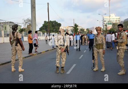 191130 -- ADEN JEMEN, 30. November 2019 Xinhua -- Soldaten stehen Wache, während die Menschen den Tag der nationalen Unabhängigkeit an einer Hauptstraße in Aden City, Jemen, 30. November 2019 feiern. Dutzende Menschen versammelten sich am Samstag, um den Jahrestag des nationalen Unabhängigkeitstages in der jemenitischen Hafenstadt Aden zu feiern. Foto von Murad Abdo/Xinhua JEMEN-ADEN-UNABHÄNGIGKEITSTAG-FEIER PUBLICATIONxNOTxINxCHN Stockfoto