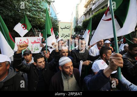 191130 -- ALGIER, 30. Nov. 2019 Xinhua -- Menschen marschieren in Algier, Algerien, um die algerische Präsidentschaftswahl zu unterstützen und sich der Einmischung von außen in die inneren Angelegenheiten zu widersetzen, am 30. Nov. 2019. Algerien wird am 12. Dezember Präsidentschaftswahlen abhalten. Xinhua ALGERIEN-ALGIER-PROTEST-WAHL-PUBLICATIONxNOTxINxCHN Stockfoto