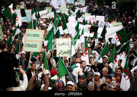 191130 -- ALGIER, 30. Nov. 2019 Xinhua -- Menschen marschieren in Algier, Algerien, um die algerische Präsidentschaftswahl zu unterstützen und sich der Einmischung von außen in die inneren Angelegenheiten zu widersetzen, am 30. Nov. 2019. Algerien wird am 12. Dezember Präsidentschaftswahlen abhalten. Xinhua ALGERIEN-ALGIER-PROTEST-WAHL-PUBLICATIONxNOTxINxCHN Stockfoto