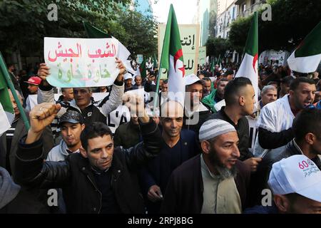 191130 -- ALGIER, 30. Nov. 2019 Xinhua -- Menschen marschieren in Algier, Algerien, um die algerische Präsidentschaftswahl zu unterstützen und sich der Einmischung von außen in die inneren Angelegenheiten zu widersetzen, am 30. Nov. 2019. Algerien wird am 12. Dezember Präsidentschaftswahlen abhalten. Xinhua ALGERIEN-ALGIER-PROTEST-WAHL-PUBLICATIONxNOTxINxCHN Stockfoto