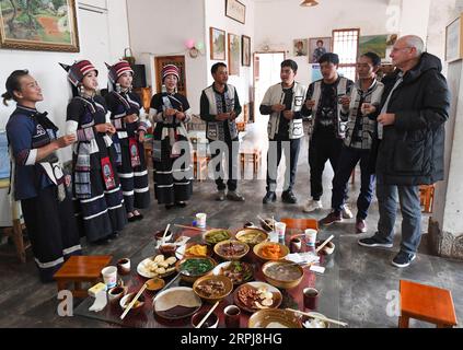 191201 -- SHILIN, 1. Dezember 2019 -- die Leute stoßen in einem Agroklandrestaurant an, das von dem Ehepaar Li Xuezhi und BI Xingxue im Dorf Danuohei der Gemeinde Guishan in der Provinz Shilin Yi im Südwesten Chinas, Provinz Yunnan, 28. November 2019, geführt wird. Danuohei Village, mit einer Geschichte von über 600 Jahren, ist ein gut geschütztes altes Dorf der Yi-ethnischen Kultur. Die Anwohner bauten Häuser und Straßen mit Steinen, was es als ein Steindorf einzigartig macht. Es ist umgeben von Bergen, Flüssen und einer wunderschönen Landschaft. Das Dorf hat heute 370 Haushalte mit 1.000 Einwohnern, davon 99,8 Prozent Bel Stockfoto