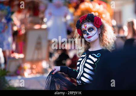 Porträt einer unbekannten Frau, die bei den Dia de Los Muertos-Feiern ein Zuckerschädel-Make-up trägt Stockfoto