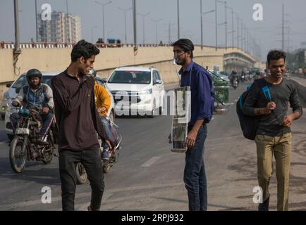 191201 -- NEU DELHI, 1. Dezember 2019 -- Pankaj Kumar 2nd R wird am 1. Dezember 2019 auf einer Straße in Noida, am Stadtrand von Delhi, Indien, gesehen. In der stark verschmutzten indischen Hauptstadt, in der kürzlich eine alarmierende Zunahme der Luftverschmutzung zu beobachten war, ist ein junger Mann namens Pankaj Kumar, der eine Sauerstoffmaske trägt und eine 20-Liter-Wasserflasche am Rücken trägt, eine ungewöhnliche Attraktion. DAZU NOCH: Indischer Mann ist bestrebt, das Bewusstsein für die Rettung der Umwelt in der stark verschmutzten Hauptstadt INDIEN-DELHI-LUFTVERSCHMUTZUNG-AWARENESS JavedxDar PUBLICATIONxNOTxINxCHN ZU schärfen Stockfoto