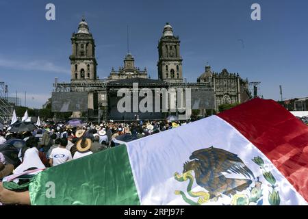 191202 -- MEXIKO-STADT, 2. Dezember 2019 -- Unterstützer des mexikanischen Präsidenten Andres Manuel Lopez Obrador nehmen an einer Zeremonie Teil, die sein erstes volles Amtsjahr in Mexiko-Stadt, der Hauptstadt Mexikos, am 1. Dezember 2019 feiert. Die Senkung der hohen Rate an Gewaltverbrechen in Mexiko ist die größte Herausforderung der Regierung, sagte Präsident Andres Manuel Lopez Obrador am Sonntag. Foto von /Xinhua MEXICO-MEXICO CITY-PRESIDENT-CEREMONY DavidxdexlaxPaz PUBLICATIONxNOTxINxCHN Stockfoto