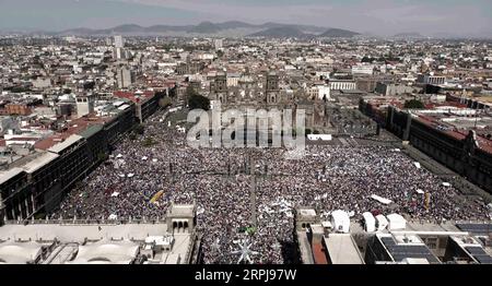 Bilder des Jahres 2019, News 12 Dezember News Themen der Woche KW48 News Bilder des Tages 191202 -- MEXIKO-STADT, 2. Dezember 2019 -- das Luftbild zeigt Unterstützer des mexikanischen Präsidenten Andres Manuel Lopez Obrador, die an einer Zeremonie anlässlich seines ersten vollen Amtsjahres in Mexiko-Stadt, der Hauptstadt Mexikos, am 1. Dezember 2019 teilnahmen. Die Senkung der hohen Rate an Gewaltverbrechen in Mexiko ist die größte Herausforderung der Regierung, sagte Präsident Andres Manuel Lopez Obrador am Sonntag. /Xinhua MEXIKO-MEXIKO-STADT-PRÄSIDENT-ZEREMONIE Str PUBLICATIONxNOTxINxCHN Stockfoto