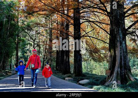 191202 -- WUYISHAN, 2. Dezember 2019 -- Touristen besuchen die Tianyou-Landschaft des Wuyi-Berges, Südostchinas Provinz Fujian, 2. Dezember 2019. Der Berg Wuyi wurde 1999 von der UNESCO als Kultur- und Naturerbe-Schutzgebiet anerkannt. CHINA-FUJIAN-WUYI BERGKULISSE CN ZHANGXGUOJUN PUBLICATIONXNOTXINXCHN Stockfoto