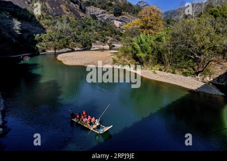 191202 -- WUYISHAN, 2. Dezember 2019 -- Touristen nehmen Bambusflöße auf dem Jiuqu Fluss in Wuyi Mountain Scenic Area, Südostchina Fujian Province, 2. Dezember 2019. Der Berg Wuyi wurde 1999 von der UNESCO als Kultur- und Naturerbe-Schutzgebiet anerkannt. CHINA-FUJIAN-WUYI BERGKULISSE CN ZHANGXGUOJUN PUBLICATIONXNOTXINXCHN Stockfoto