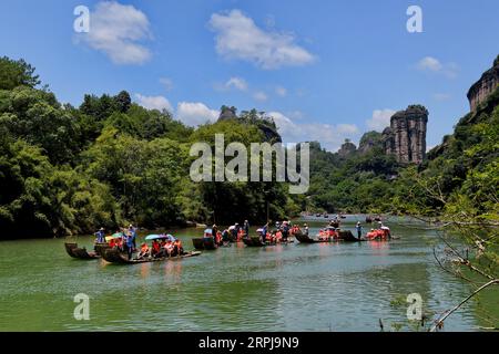 191202 -- WUYISHAN, 2. Dezember 2019 -- Touristen nehmen Bambusflöße auf dem Jiuqu Fluss in Wuyi Mountain Scenic Area, südöstliche Provinz Fujian, 4. August 2019. Der Berg Wuyi wurde 1999 von der UNESCO als Kultur- und Naturerbe-Schutzgebiet anerkannt. CHINA-FUJIAN-WUYI BERGKULISSE CN ZHANGXGUOJUN PUBLICATIONXNOTXINXCHN Stockfoto