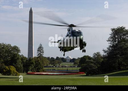 Marine One mit US-Präsident Joe Biden trifft am 4. September 2023 auf dem South Lawn of the White House in Washington, DC, USA ein. Biden hatte sich am Labor Day bei der Sheet Metal Workers' Local Union 19 in Philadelphia geäußert. Credit: Michael Reynolds/Pool via CNP/MediaPunch Stockfoto