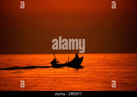 191202 -- KUAKATA, 2. Dez. 2019 -- Ein Boot ist bei Sonnenuntergang in der Nähe eines Strandes von Kuakata in Bangladesch Patuakhali Bezirk, etwa 204 km südlich der Hauptstadt Dhaka, 30. Nov. 2019, silhouettiert. STR/Xinhua BANGLADESH-KUAKATA-BEACH-SUNSET Naim-ul-karim PUBLICATIONxNOTxINxCHN Stockfoto