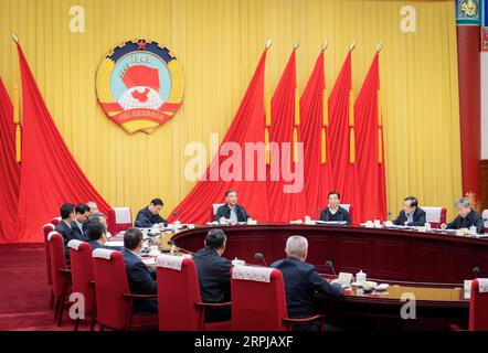 191203 -- PEKING, 3. Dezember 2019 -- Wang Yang, Mitglied des Ständigen Ausschusses des Politischen Büros des Zentralkomitees der Kommunistischen Partei Chinas und Vorsitzender der Politischen Konsultativkonferenz des chinesischen VolkCPPCC, spricht während des Vorsitzes der 30. Sitzung des Vorsitzenden und stellvertretenden Vorsitzenden des 13. CPPCC-Nationalkomitees in Peking, der Hauptstadt Chinas, am 3. Dezember 2019. CHINA-BEIJING-WANG YANG-CPPCC-SITZUNG CN ZHAIXJIANLAN PUBLICATIONXNOTXINXCHN Stockfoto